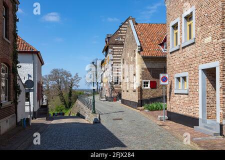 Le centre historique du petit village d'Elsloo dans le sud du Limbourg. Le village a une architecture régionale typique et une route pavée Banque D'Images