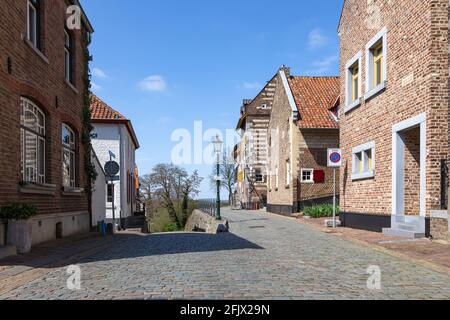 Le centre historique du petit village d'Elsloo dans le sud du Limbourg. Le village a une architecture régionale typique et une route pavée Banque D'Images