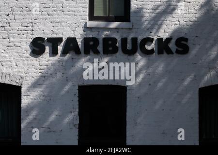 Washington, États-Unis. 26 avril 2021. Une vue générale d'un emplacement Starbucks à Washington, DC, le lundi 26 avril 2021, au milieu de la pandémie du coronavirus. Cette semaine, le président Biden va donner un discours conjoint au Congrès pour marquer ses 100 premiers jours au pouvoir et pour pousser à de nouveaux secours économiques et à des dépenses d'infrastructure. (Graeme Sloan/Sipa USA) Credit: SIPA USA/Alay Live News Banque D'Images