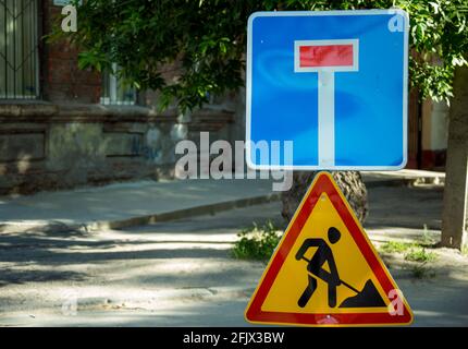 Sur la route. Panneau de réparation. Réparation de routes. Pour faire de l'asphalte. Route devant fermée et panneaux de déviation dans une rue pendant les travaux de construction. Banque D'Images