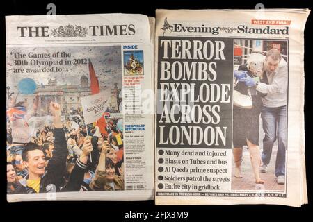 Journaux publiés le 7 juillet 2005, le matin avant les attaques terroristes et ensuite le standard du soir après les attentats. (VOIR REMARQUES) Banque D'Images