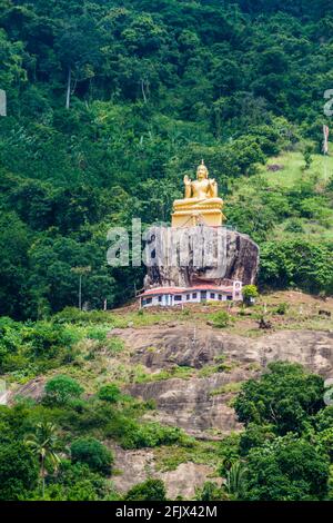 Statue de Bouddha sur une pente de colline près du temple du Rocher d'Aluvilièvre, Sri Lanka Banque D'Images