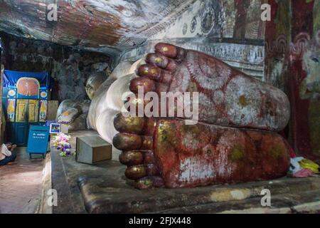 DAMBULLA, SRI LANKA - 20 JUILLET 2016 : statue de Bouddha couché dans une grotte du temple de la grotte de Dambulla, Sri Lanka Banque D'Images