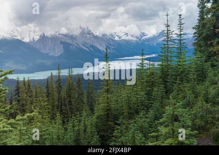 Des nuages qui s'amassent au-dessus de la chaîne de montagnes dans les Rocheuses canadiennes. Lac Maligne, dans le parc national Jasper, en Alberta, vu du sentier Bald Hills. Banque D'Images