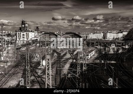 Prise de vue en niveaux de gris d'un pont en construction sous un ciel nuageux ciel Banque D'Images