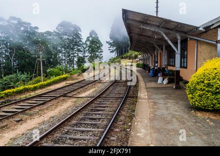 IDALGASHINNA, SRI LANKA - 16 JUILLET 2016 : gare ferroviaire dans le village d'Idalgashinna Banque D'Images