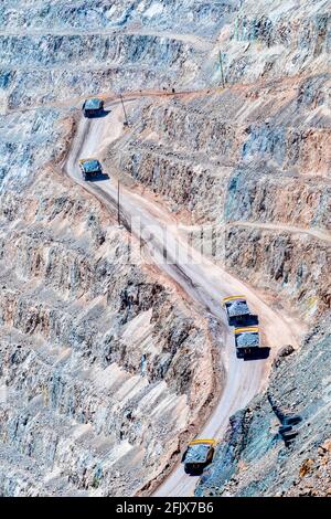 Gros camion de transport et machines travaillant à Chuquicamata, la plus grande mine de cuivre à ciel ouvert du monde, Calama, Chili Banque D'Images