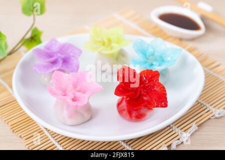 Boulettes de fleurs colorées de style chinois ou dim sum Banque D'Images