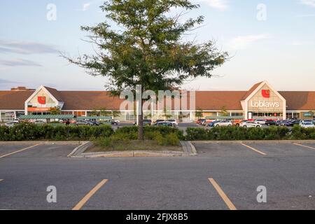 Ottawa, Canada - août 13,2020 : magasin Loblaws et Joe Fresh à College Square avec aire de stationnement Banque D'Images