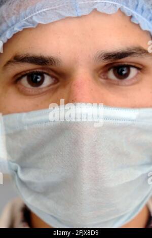 Portrait vertical d'un jeune homme indien médecin dans un masque facial Banque D'Images