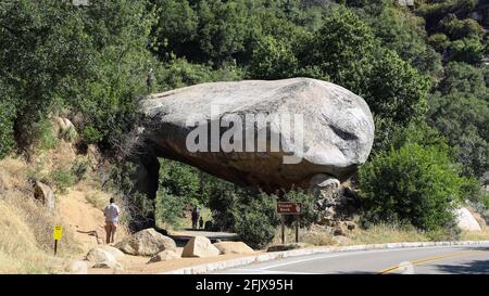 Tunnel Rock en bordure de la route en direction du parc national de Sequoia Banque D'Images