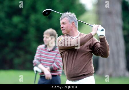 Darren Clark jouant une partie de golf avec Brian Viner. PHOTO DAVID ASHDOWN Banque D'Images