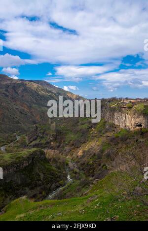 Gorge de Garni, région de Kotayk, près du village de Garni. Il est représenté par cinq colonnes de basalte, souvent hexagonales. Le long de la gorge s'étend le Gar Banque D'Images