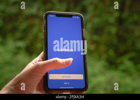 Kuala Lumpur, Malaisie - 15 avril 2021 : application portefeuille en bitcoin Coinbase sur le smartphone iPhone 10. Banque D'Images