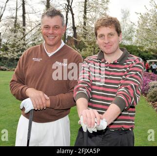 Darren Clark jouant une partie de golf avec Brian Viner. PHOTO DAVID ASHDOWN Banque D'Images