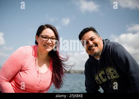 Frère hispanique et sœur posant pour caméra sur la baie San Diego Banque D'Images