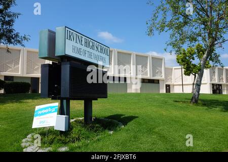 IRVINE, CALIFORNIE - 24 avril 2021 : Marquee électronique à l'avant de l'école secondaire d'Irvine. Banque D'Images