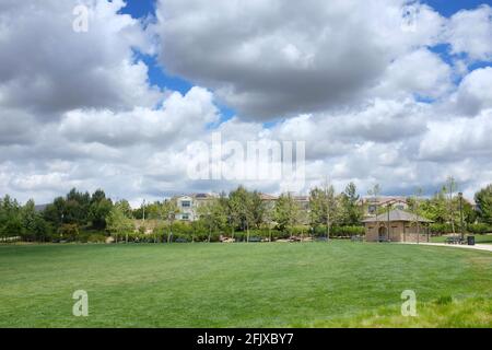 IRVINE, CALIFORNIE - 26 avril 2021: Grande zone de pelouse dans le Jeffrey Open Sapce Trail. Banque D'Images