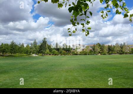 IRVINE, CALIFORNIE - 26 avril 2021: Grande zone de pelouse du Jeffrey Open Sapce Trail. Banque D'Images