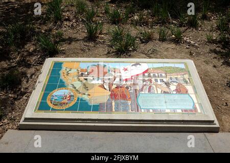 IRVINE, CALIFORNIE - 26 avril 2021 : relever la mosaïque du drapeau de l'ours à l'époque de l'exploration dans le sentier de l'espace ouvert Jeffrey. Banque D'Images