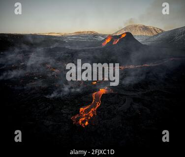 Vue panoramique sur le volcan en éruption Banque D'Images