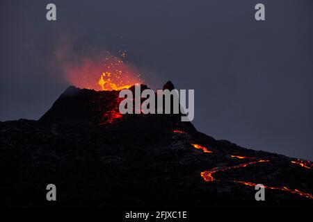 Volcan en éruption sur fond de ciel nocturne Banque D'Images