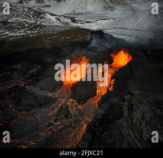 Éruption de montagne volcanique avec lave chaude Banque D'Images