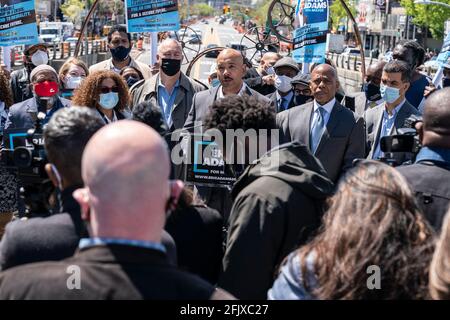 New York, NY - le 26 avril 2021 : le président de Bronx Borough, Ruben Diaz Jr, appuie la candidature d'Eric Adams pour le poste de maire dans le Bronx Banque D'Images