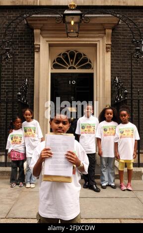 Gabriel Kassayie, 9 ans, remet une pétition à 10 Downing Street demandant au gouvernement britannique de renvoyer les antiqiuties éthiopiennes, actuellement détenues dans les musées britanniques, en Éthiopie pour le millénaire éthiopien. pic David Sandison 17/6/2007 Banque D'Images