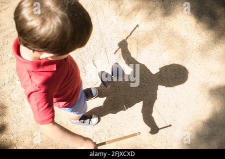 Petit garçon apprenant à utiliser diabolo i le parc Banque D'Images