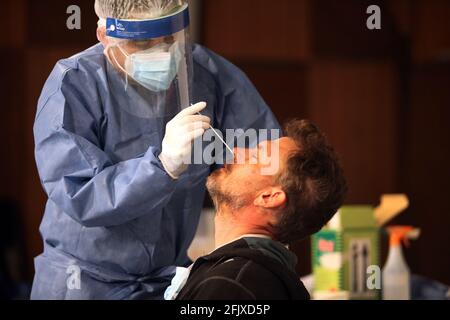 Buenos Aires, Buenos Aires, Argentine. 26 avril 2021. Avec un nombre croissant de cas de COVID chaque jour, le Gouvernement de la ville de Buenos Aires effectue une opération massive d'écouvillonnage. Crédit : Claudio Santisteban/ZUMA Wire/Alamy Live News Banque D'Images