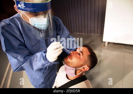 Buenos Aires, Buenos Aires, Argentine. 26 avril 2021. Avec un nombre croissant de cas de COVID chaque jour, le Gouvernement de la ville de Buenos Aires effectue une opération massive d'écouvillonnage. Crédit : Claudio Santisteban/ZUMA Wire/Alamy Live News Banque D'Images