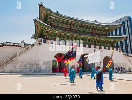 Cérémonie de changement des gardes au Palais Gyeongbok à Séoul Banque D'Images