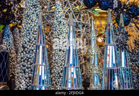 Magnifique fond de Noël bleu et argent d'arbres de Noël en verre contre d'autres arbres d'argent modernes avec des boules bleues et bokeh. Banque D'Images