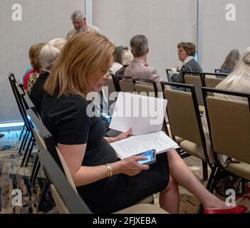 Mercedes Schlapp lit la brochure tout en assistant à la réunion du district Lors de la convention républicaine annuelle de l'État du Kansas Banque D'Images