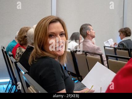 Mercedes Schlapp lit la brochure tout en assistant à la réunion du district Lors de la convention républicaine annuelle de l'État du Kansas Banque D'Images