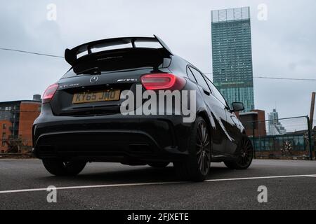 A 2015 Cosmos Black Mercedes Benz A45 AMG W176 avec Aero Pack en option avec emblèmes chromés et découpe diamant bronze Roues en alliage devant la Beethose Banque D'Images