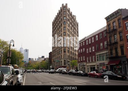 1929 immeuble résidentiel art déco de plusieurs étages situé au 2 Cornelia Street, mini-version du Flat Iron, vue de la 6e Avenue dans West Village, New York Banque D'Images