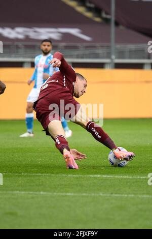 Turin, Italie. 26 avril 2021. Andrea Belotti du Torino FC pendant la série UN match de football entre le Torino FC et la SSC Napoli. Les stades sportifs autour de l'Italie restent soumis à des restrictions strictes en raison de la pandémie du coronavirus, car les lois de distanciation sociale du gouvernement interdisent aux fans à l'intérieur des lieux, ce qui entraîne le jeu derrière des portes fermées. (Photo par Alberto Gandolfo/Pacific Press) crédit: Pacific Press Media production Corp./Alay Live News Banque D'Images