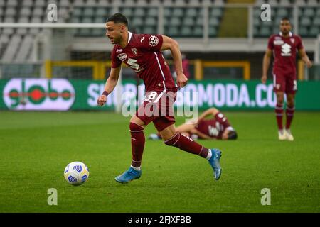 Turin, Italie. 26 avril 2021. Rolando Mandragora de Torino FC pendant la série UN match de football entre Torino FC et SSC Napoli. Les stades sportifs autour de l'Italie restent soumis à des restrictions strictes en raison de la pandémie du coronavirus, car les lois de distanciation sociale du gouvernement interdisent aux fans à l'intérieur des lieux, ce qui entraîne le jeu derrière des portes fermées. (Photo par Alberto Gandolfo/Pacific Press) crédit: Pacific Press Media production Corp./Alay Live News Banque D'Images