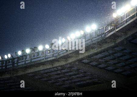 Turin, Italie. 26 avril 2021. Un détail de la forte pluie de pendant la série UN match de football entre le FC Torino et la SSC Napoli. Les stades sportifs autour de l'Italie restent soumis à des restrictions strictes en raison de la pandémie du coronavirus, car les lois de distanciation sociale du gouvernement interdisent aux fans à l'intérieur des lieux, ce qui entraîne le jeu derrière des portes fermées. (Photo par Alberto Gandolfo/Pacific Press) crédit: Pacific Press Media production Corp./Alay Live News Banque D'Images