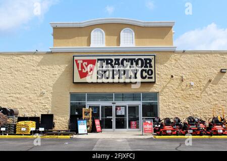 Tracteurs à vendre dans une société d'approvisionnement de tracteurs à Clewiston, en Floride, point de vente au détail. Façade d'alimentation du tracteur. Banque D'Images