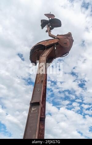 Stanley l'EMU est une statue de 18 mètres de haut faite de ferraille, de carrosseries Volkswagen et de plats satellites qui accueille les voyageurs à Lightning Ridge Banque D'Images