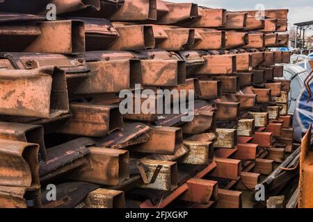 Stockage dans un entrepôt ouvert de vieux matériaux ou structures métalliques rouillés. Banque D'Images