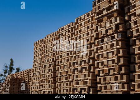 Vue naturelle des palettes empilées sur un ciel bleu clair Banque D'Images