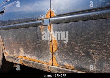 Traces de rouille sur la porte métallique d'une voiture sale endommagée. Amortissement automobile. Banque D'Images