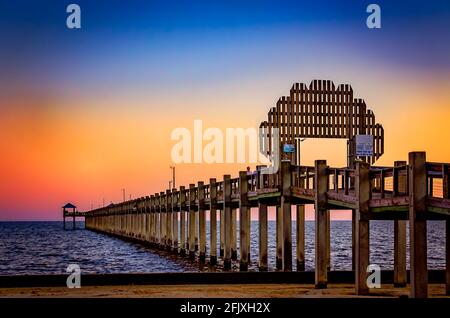 La jetée de Pascagoula est photographiée au coucher du soleil, le 25 avril 2021, à Pascagoula, Mississippi. La jetée en bois est située au parc de la plage, sur la plage de Pascagoula. Banque D'Images