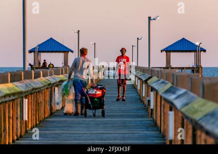 Les gens marchent sur la jetée de Pascagoula, le 25 avril 2021, à Pascagoula, Mississippi. La jetée en bois est située au parc de la plage, sur la plage de Pascagoula. Banque D'Images