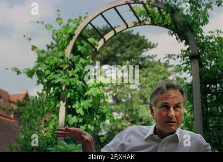 Richard Dawkins dans son jardin d'Oxford. 3/7/01 Banque D'Images