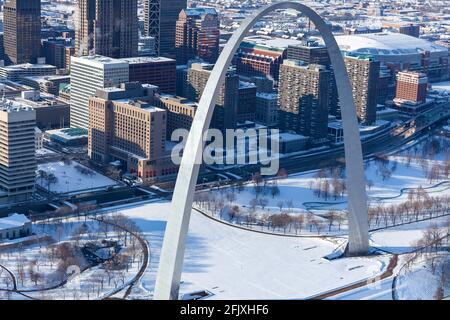 Vue aérienne de Gateway Arch en hiver avec de la neige au sol. Banque D'Images